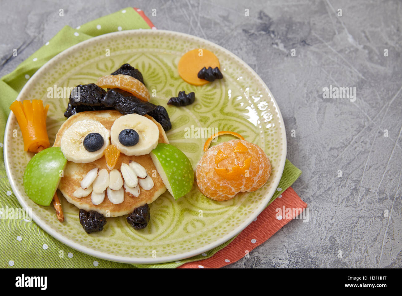 Eule-Pfannkuchen zum Frühstück Kinder an Halloween Stockfoto