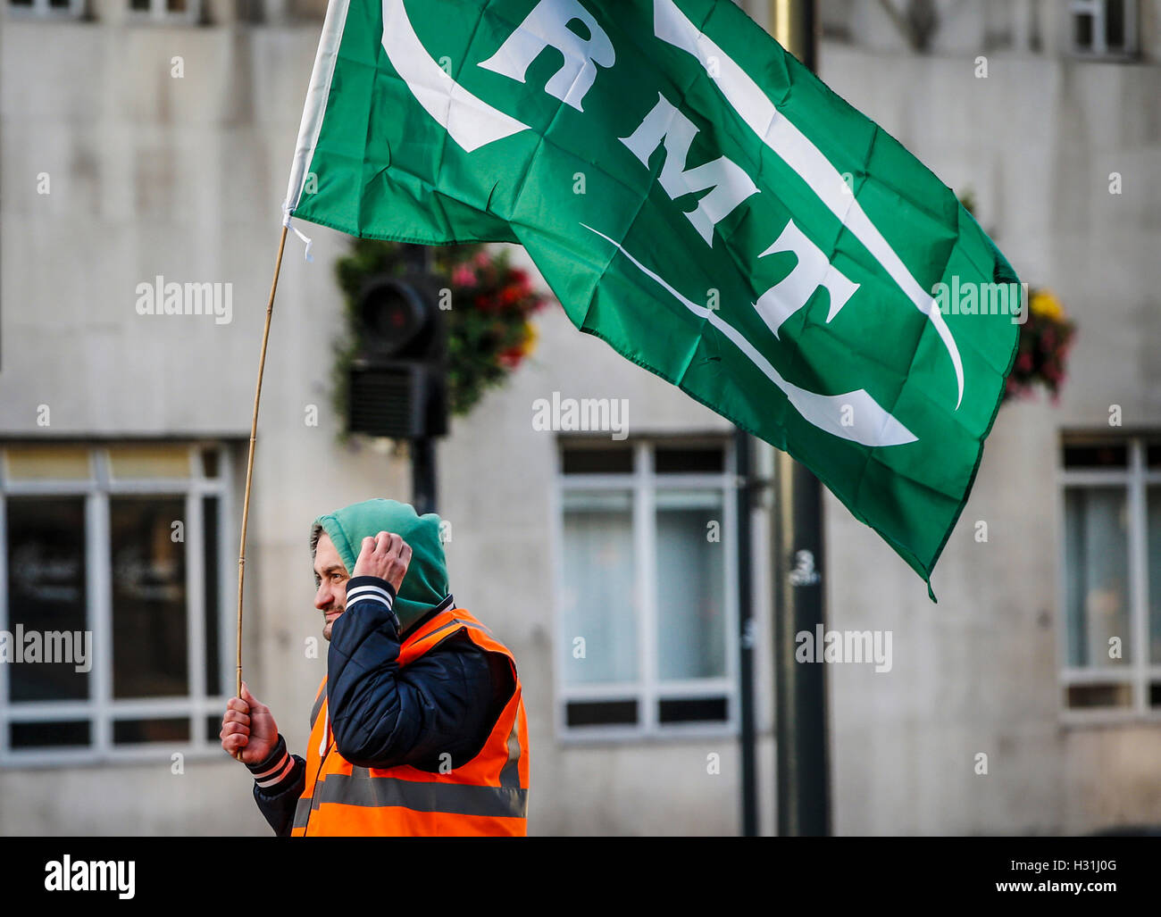 Mitglieder der Union RMT Streikposten am Bahnhof Leeds wie sie einen 24-Stunden-Streik heute in einem lang andauernden Rechtsstreit über Arbeitsplätze inszenieren. Stockfoto