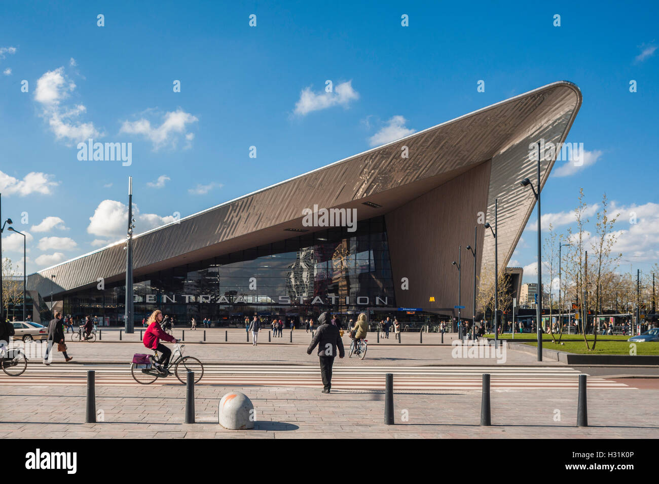 Mitteldistanz Blick auf öffentlichen Platz und eckige Metall verkleideten Baldachin mit Fußgängern. Centraal Station, Rotterdam, Niederlande. Stockfoto