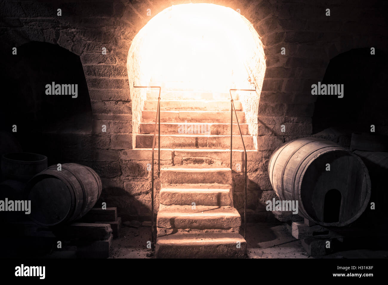 Weinkeller steinerne Treppe hinauf in Richtung helles Licht Stockfoto