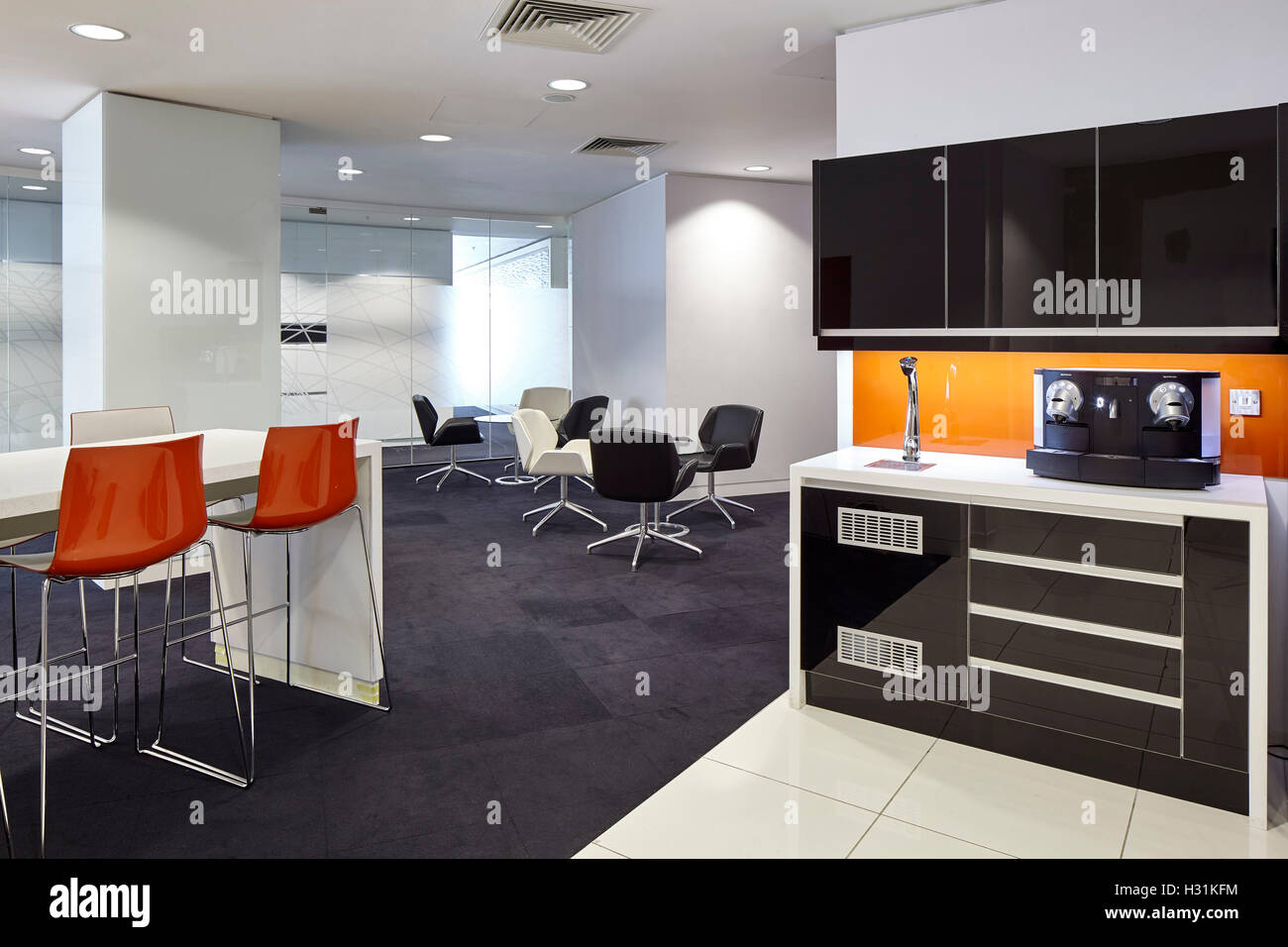 Pausenbereich und Tee zeigen mit orange Details. Büroflächen an die Gurke, London, Vereinigtes Königreich. Architekt: IOR Gruppe Interiors, Foster + Partners, 2016. Stockfoto