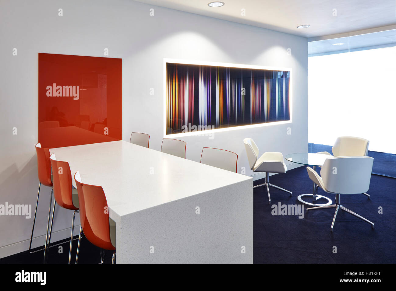Pausenbereich mit orangefarbenen Details. Büroflächen an die Gurke, London, Vereinigtes Königreich. Architekt: IOR Gruppe Interiors, Foster + Partners, 2016. Stockfoto