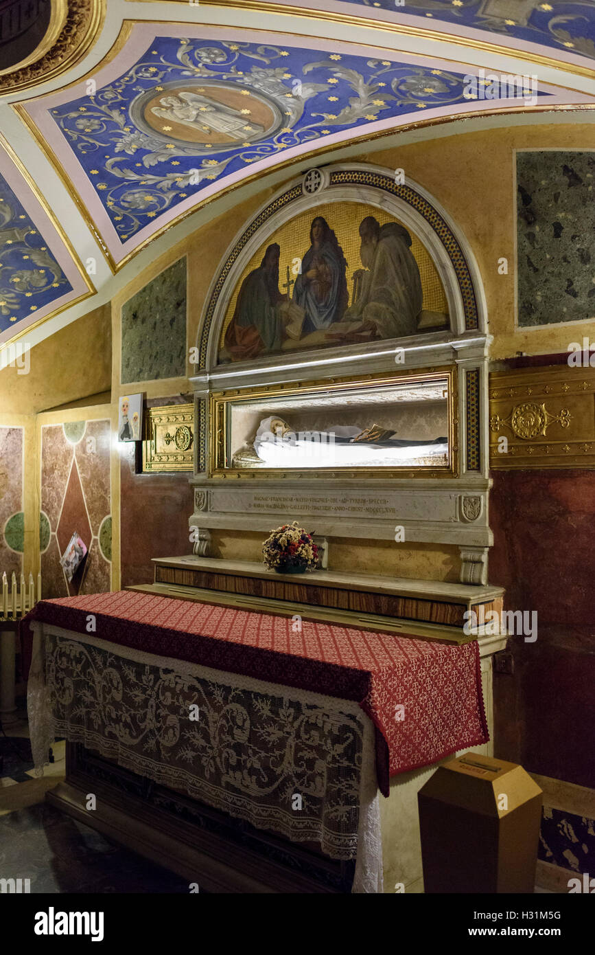 Rom. Italien. Basilica di Santa Francesca Romana. Die Reliquien des St. Frances in der Krypta. Stockfoto