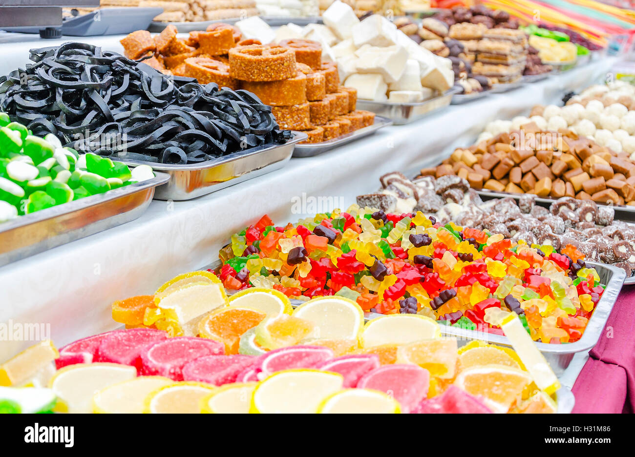 Die verschiedenen appetitlichen Süßigkeiten auf einer Straße Messe. Stockfoto