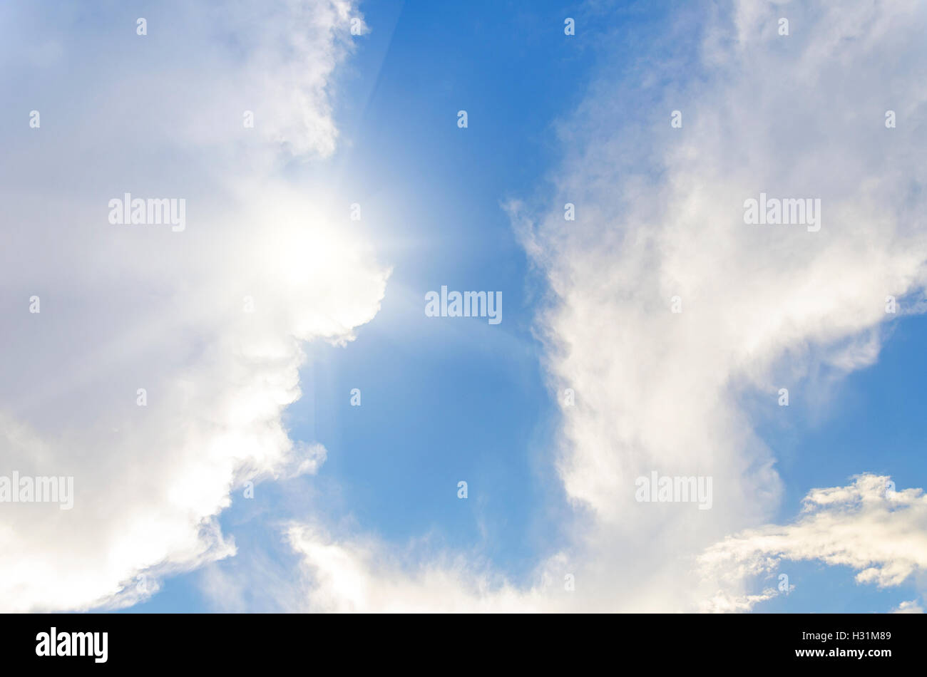 Die Wolken am Himmel an einem sonnigen Tag. Stockfoto