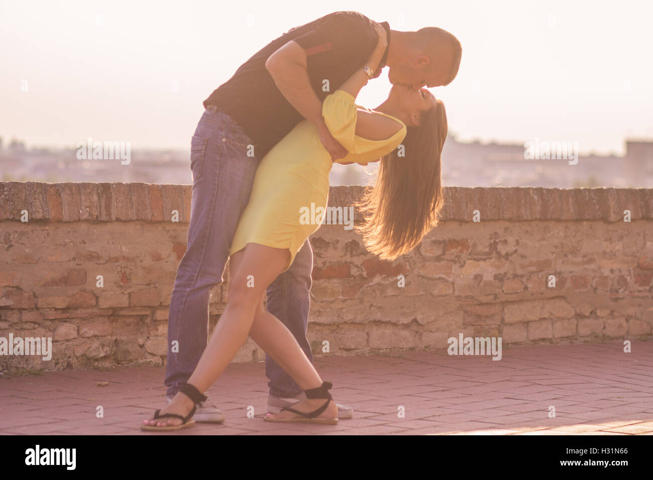Film küssen Pose, Mann, Frau junges Paar in Armen hält Stockfoto