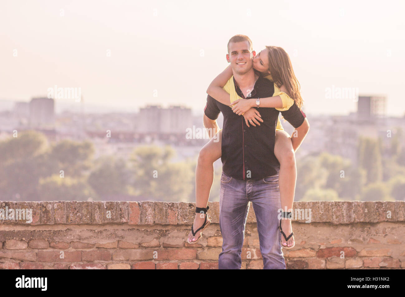 junges Paar glücklichen Mädchen Frau Mann sonnigen Tag zurück Stockfoto