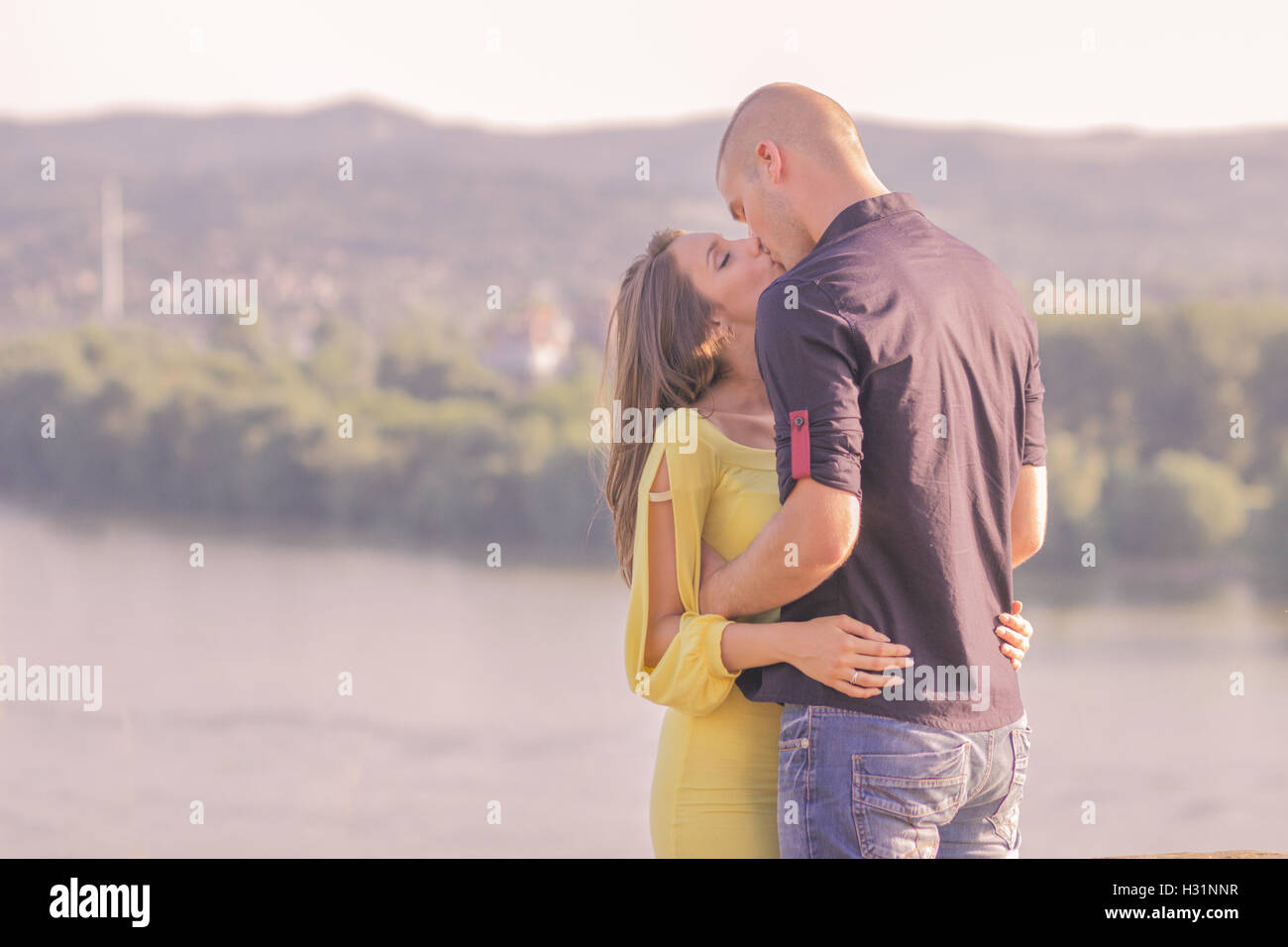 junges Paar hoch küssen Sonnentag Stockfoto