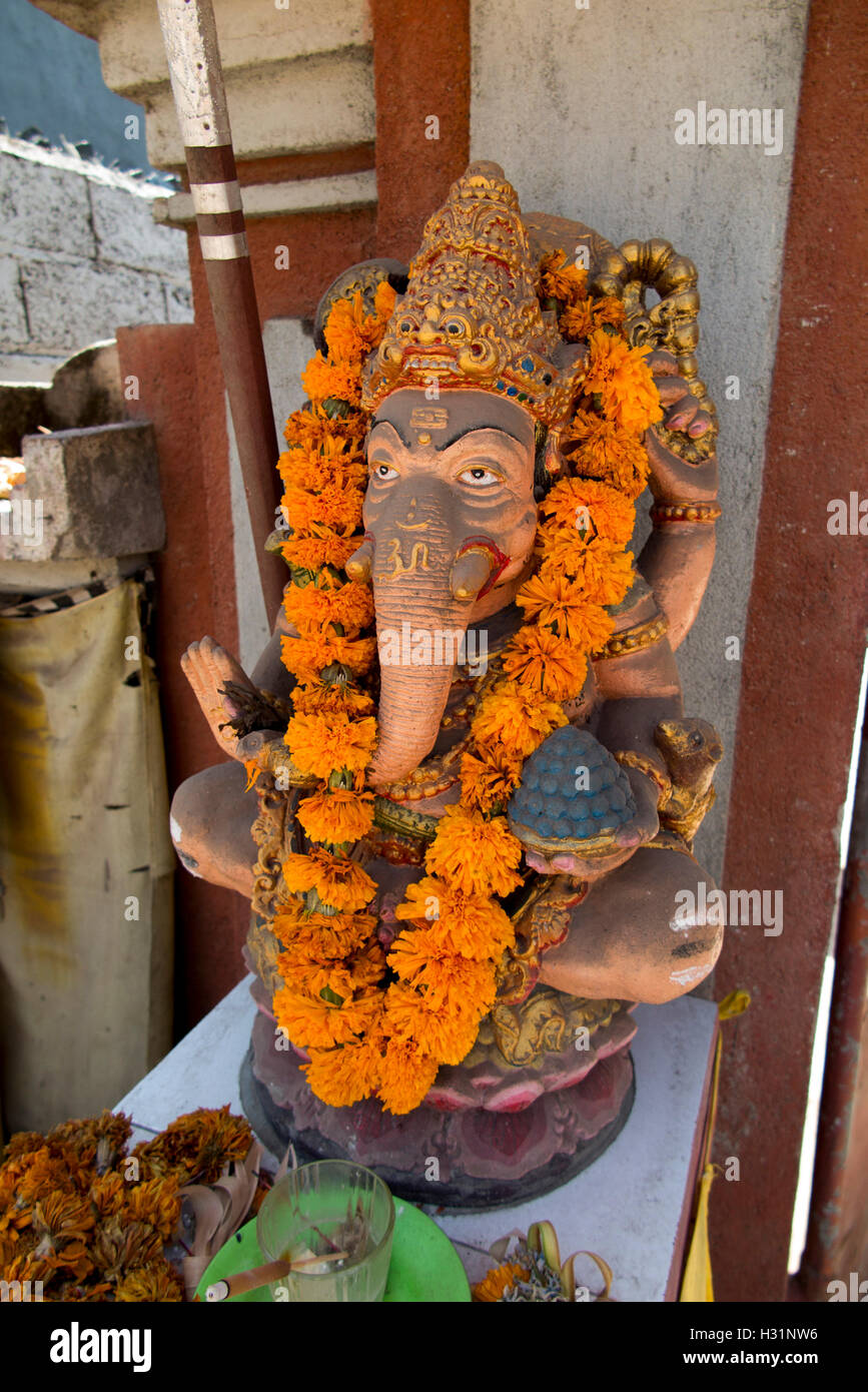 Indonesien, Bali, Lovina, hinduistische Elefantengott Ganesh, bei kleinen persönlichen Schrein Stockfoto