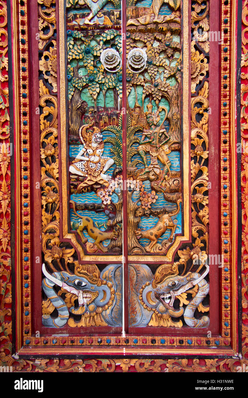 Indonesien, Bali, Lovina, Anturan Dorf, dekorativ geschnitzten, bemalte Türen Stockfoto