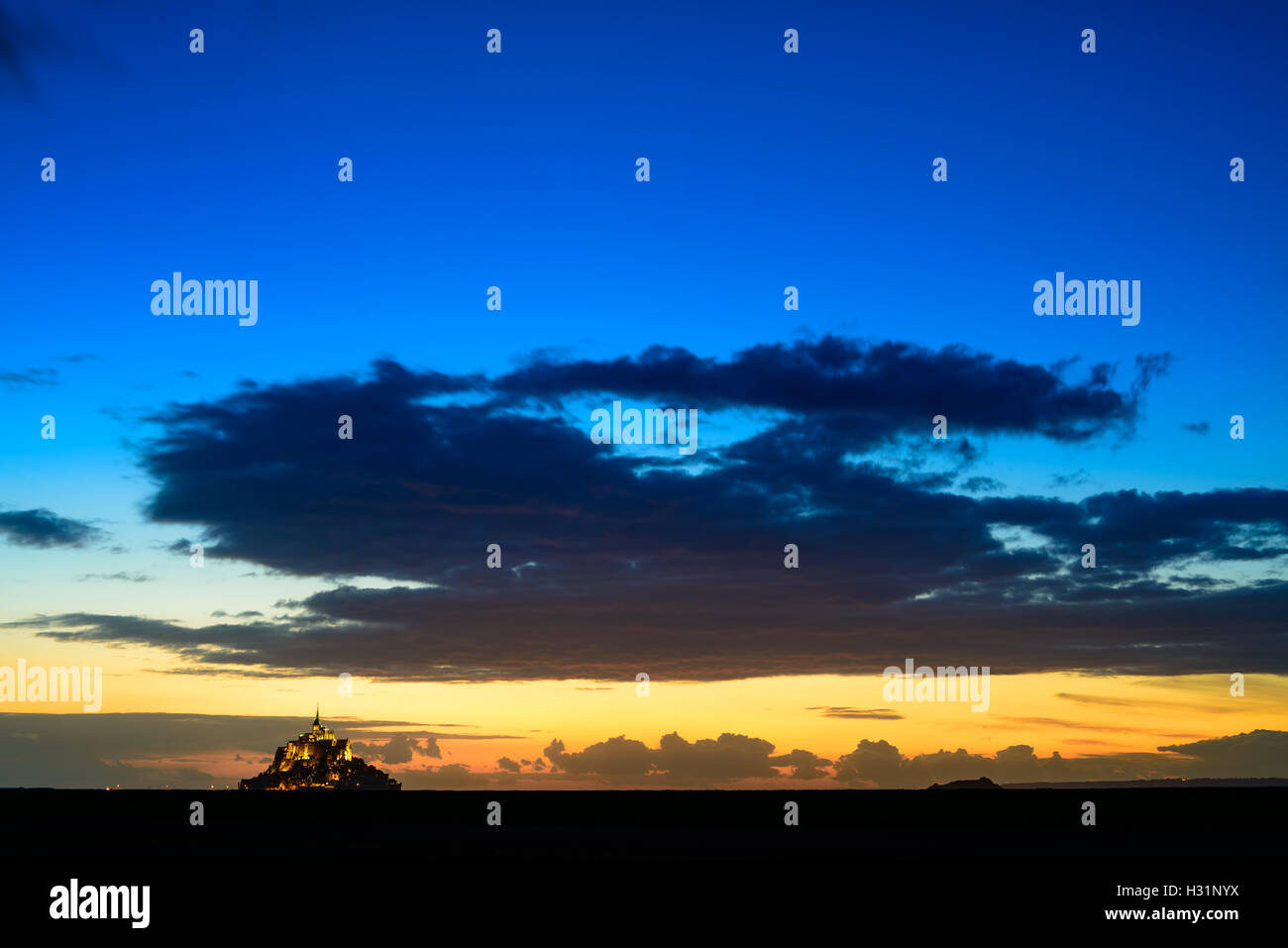 Mont Saint Michel Kloster und Bucht Wahrzeichen Sonnenuntergang Dämmerung Panoramablick. UNESCO-Weltkulturerbe. Normandie, Frankreich, Europa. Stockfoto