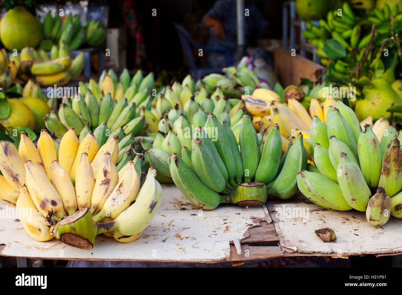 Verschiedene grüne, gelbe Bananen vietnamesischen Markt Stockfoto