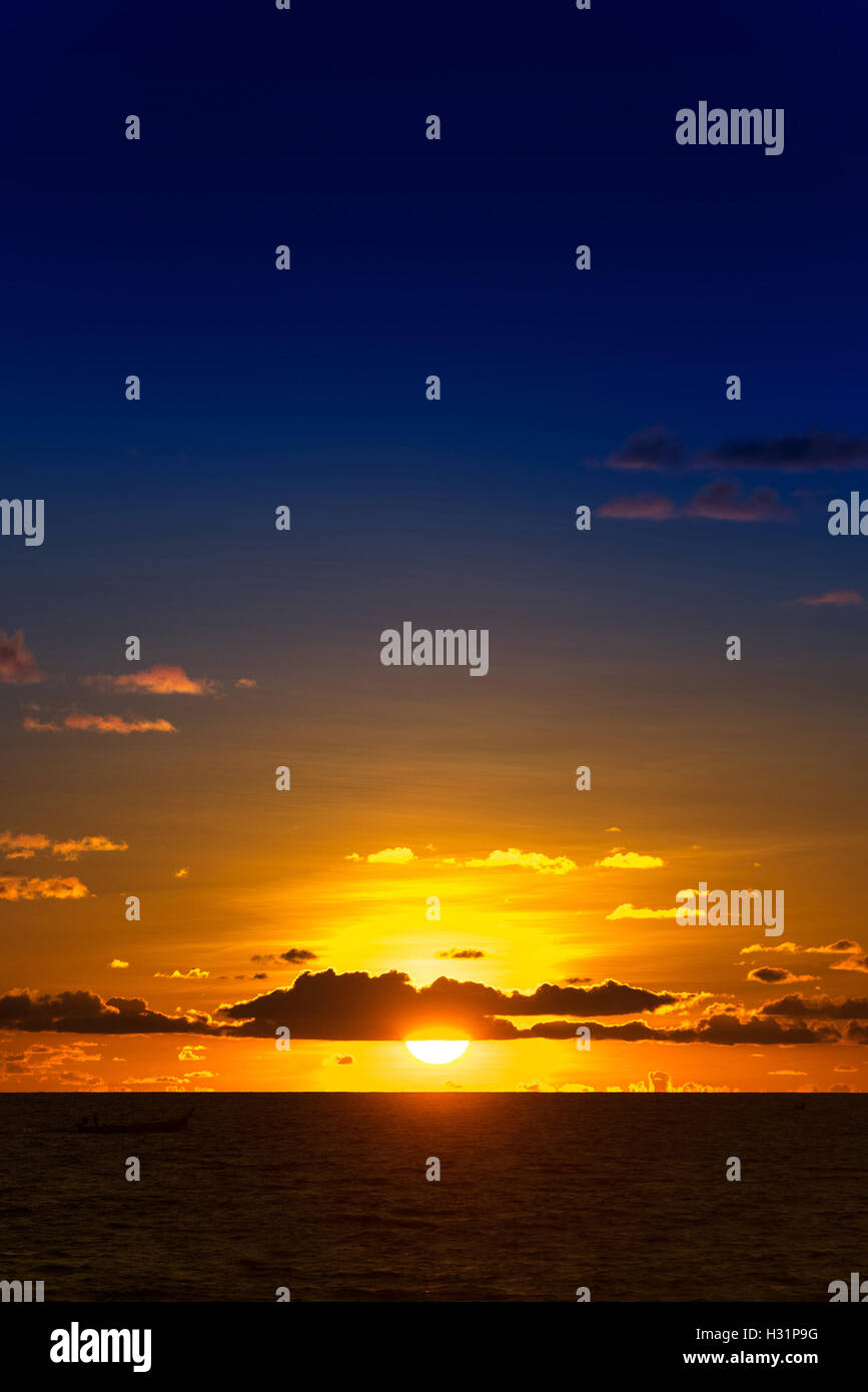 Roten Sonnenuntergang über dem Meer, reich an vertikalen dunklen Wolken Stockfoto