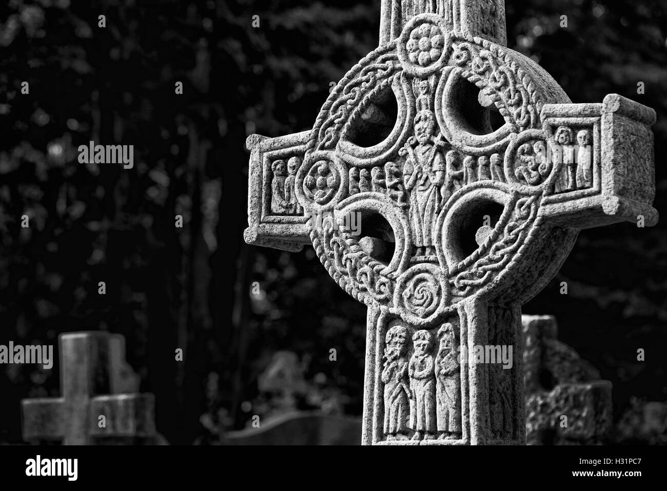 Stein dekorative Kreuz Kruzifix auf einem Grab auf Highgate Cemetery East in London, England. Stockfoto