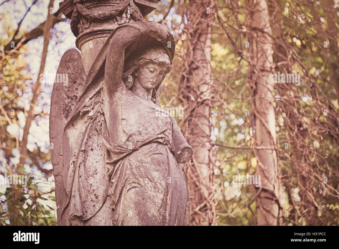 Alten beschädigt verfallende Ruine Engelsstatue auf Grab Grab am Highgate Cemetery Osten in London, England. Stockfoto