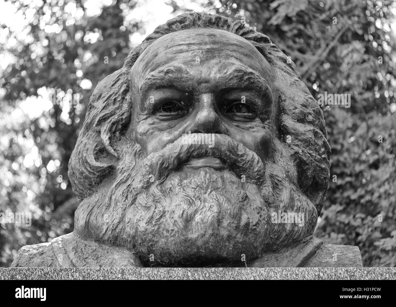 Karl Marx Statue Grabstein Ehrengrab auf Highgate Cemetery East in London, England. Stockfoto
