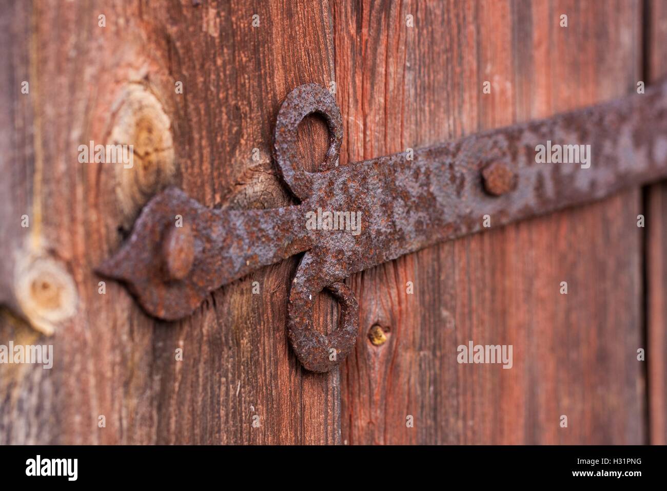 Rostige Scharnier auf alte Tür Stockfoto