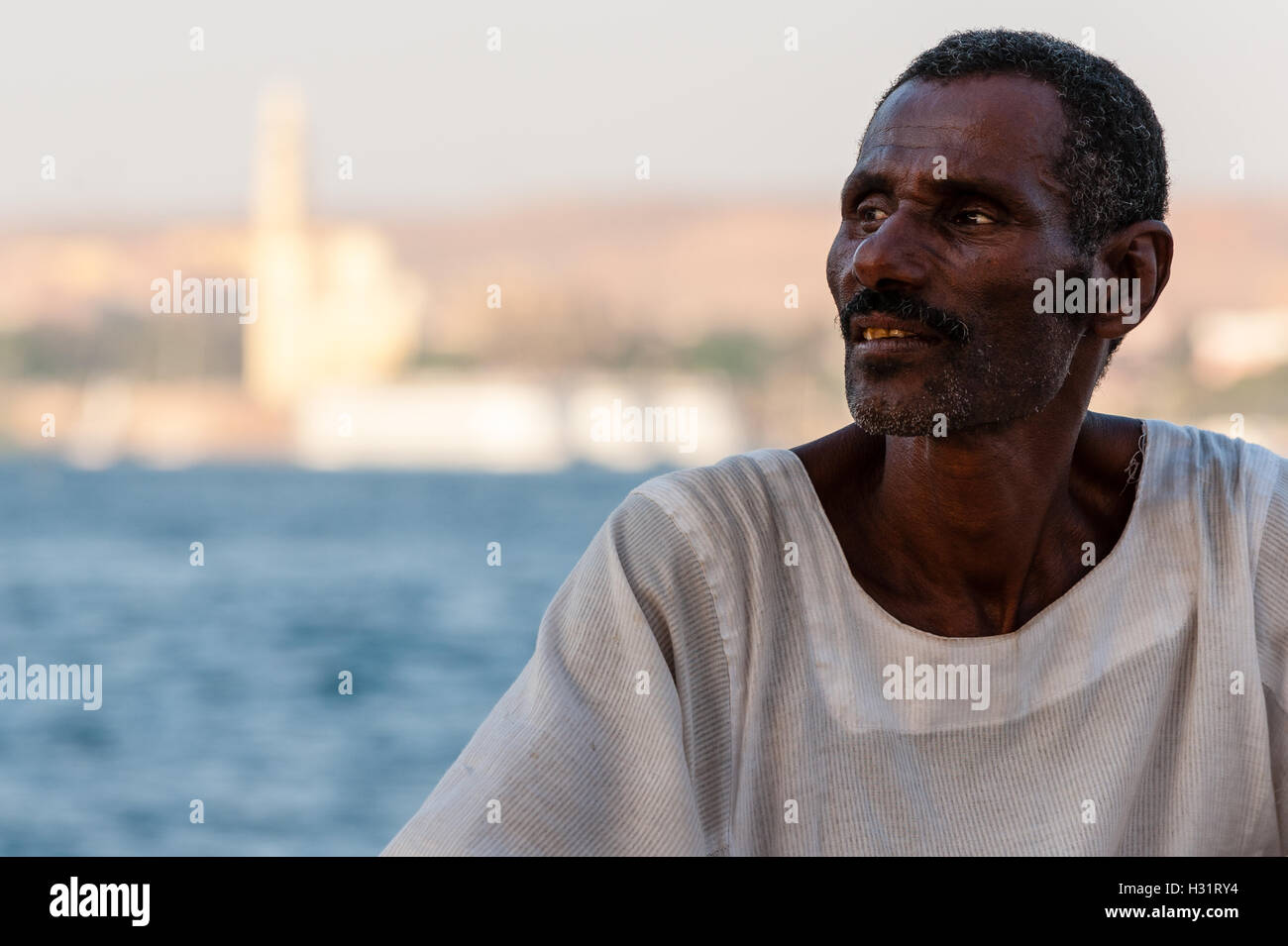 Ägypten. Assuan steht am Ostufer des Nils. Eine Feluke ist einem traditionellen Holzboot Segeln. Unser nubischen Kapitän nahmen uns segeln auf dem Nil. Stockfoto