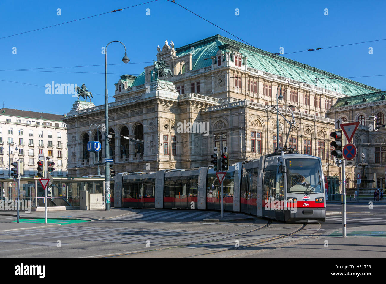 Straßenbahn in der Nähe der Wiener Staatsoper (Wiener Staatsoper) in der Stadt Wien in Österreich aufzubauen. Stockfoto