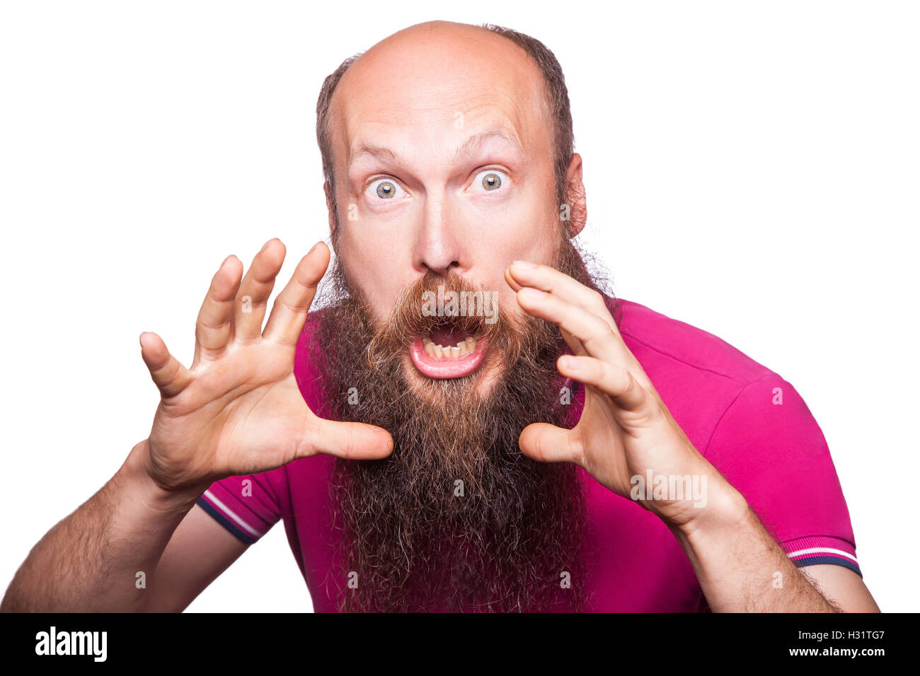 Entfesselt Emotionen. Frustrierte junge Mann mit blauen geöffneten Augen und Mund öffnete stehend Blick in die Kamera, isoliert auf wh Stockfoto