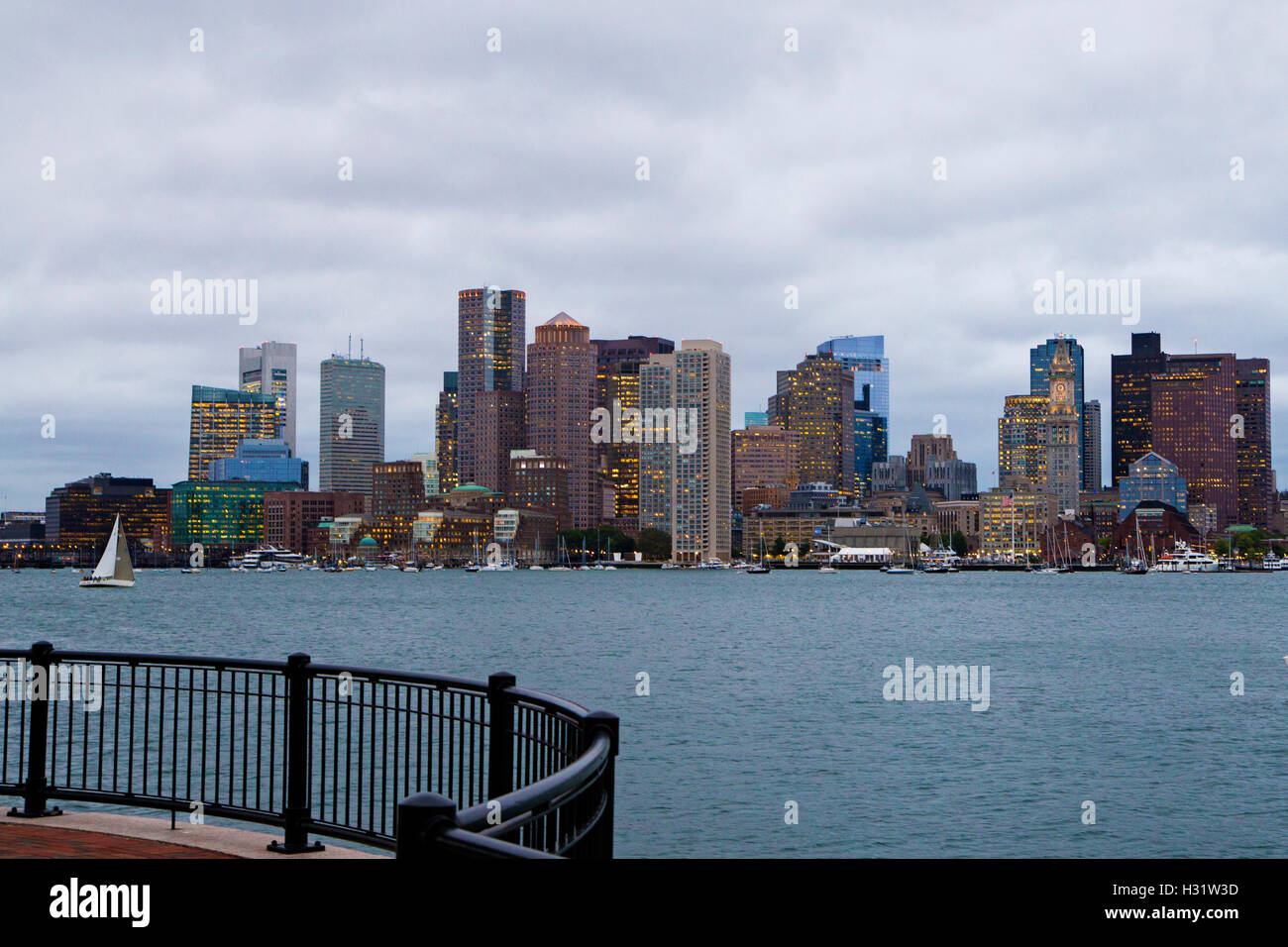 Skyline von Boston in der Abenddämmerung. Stockfoto