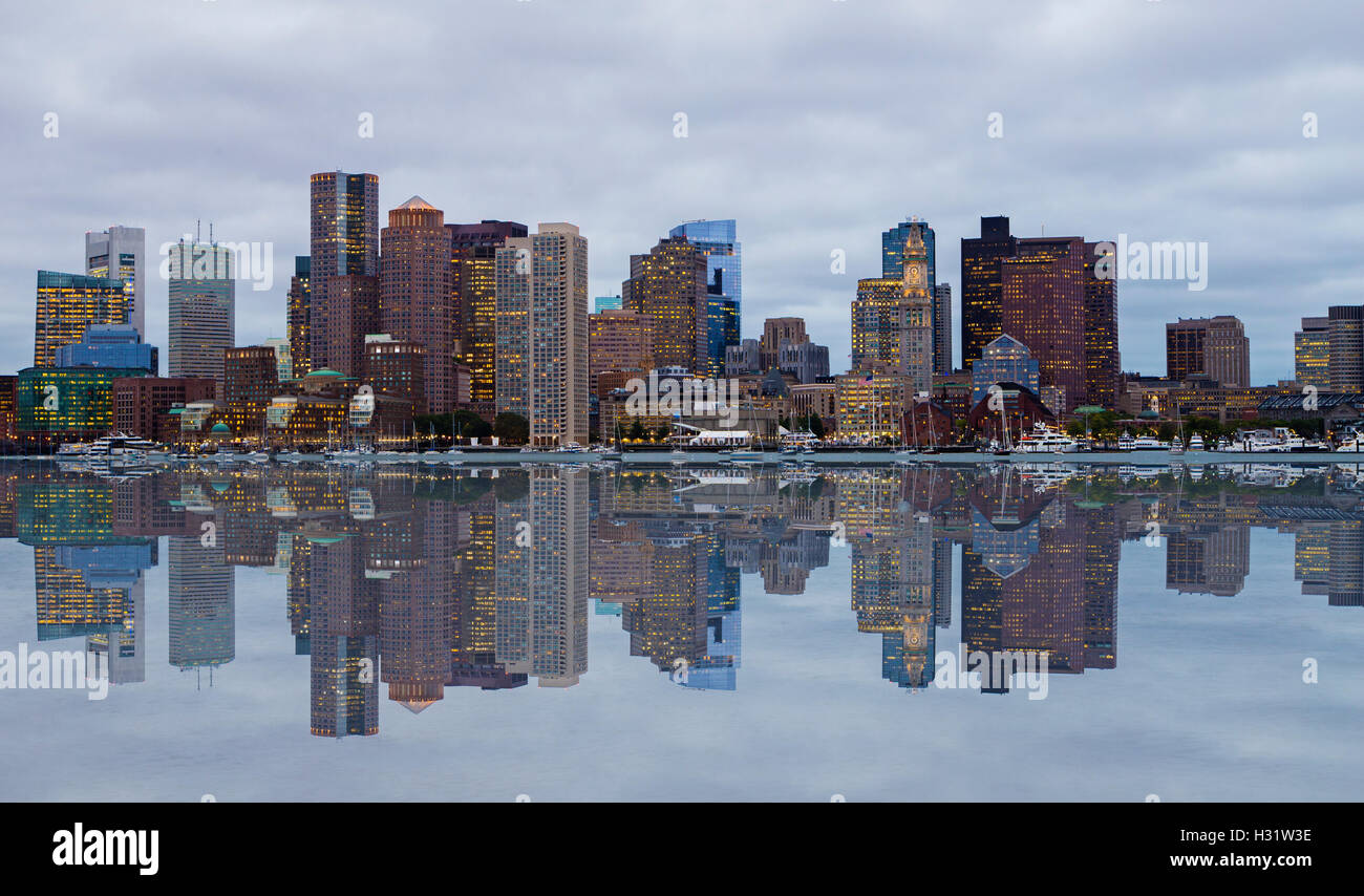 Skyline von Boston in der Abenddämmerung. Stockfoto