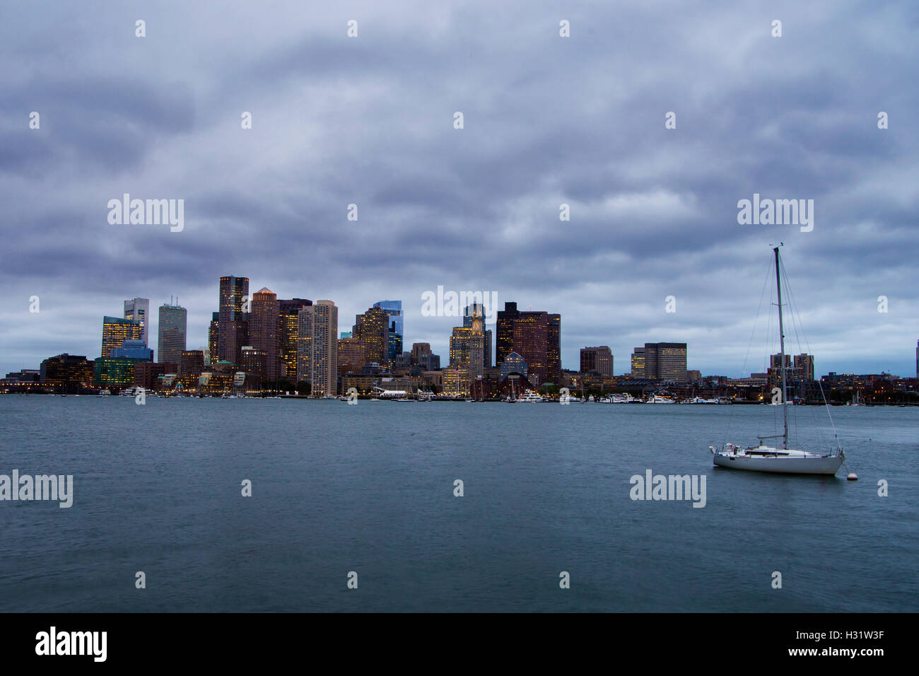 Skyline von Boston in der Abenddämmerung. Stockfoto
