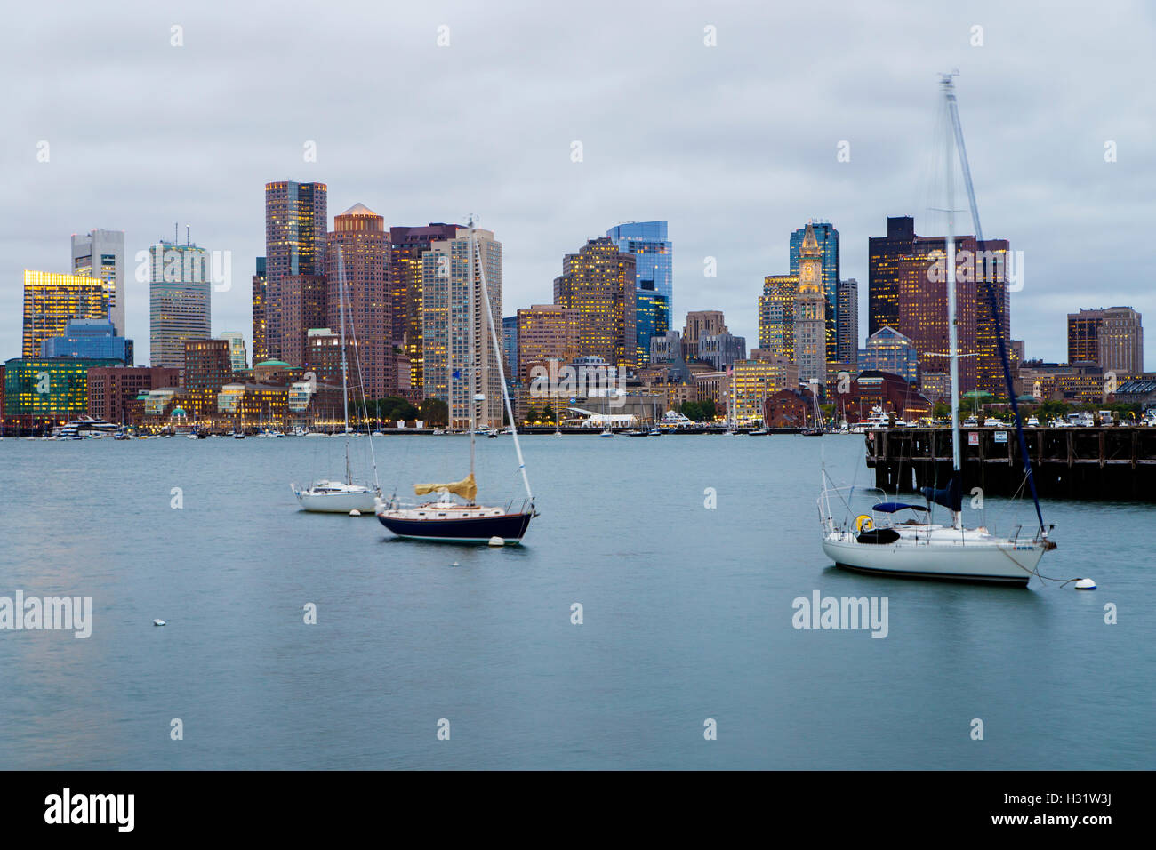 Skyline von Boston in der Abenddämmerung. Stockfoto