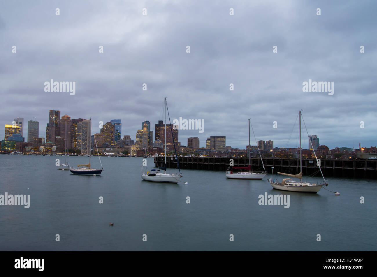 Skyline von Boston in der Abenddämmerung. Stockfoto