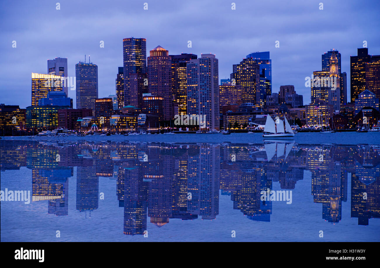Skyline von Boston in der Abenddämmerung. Stockfoto