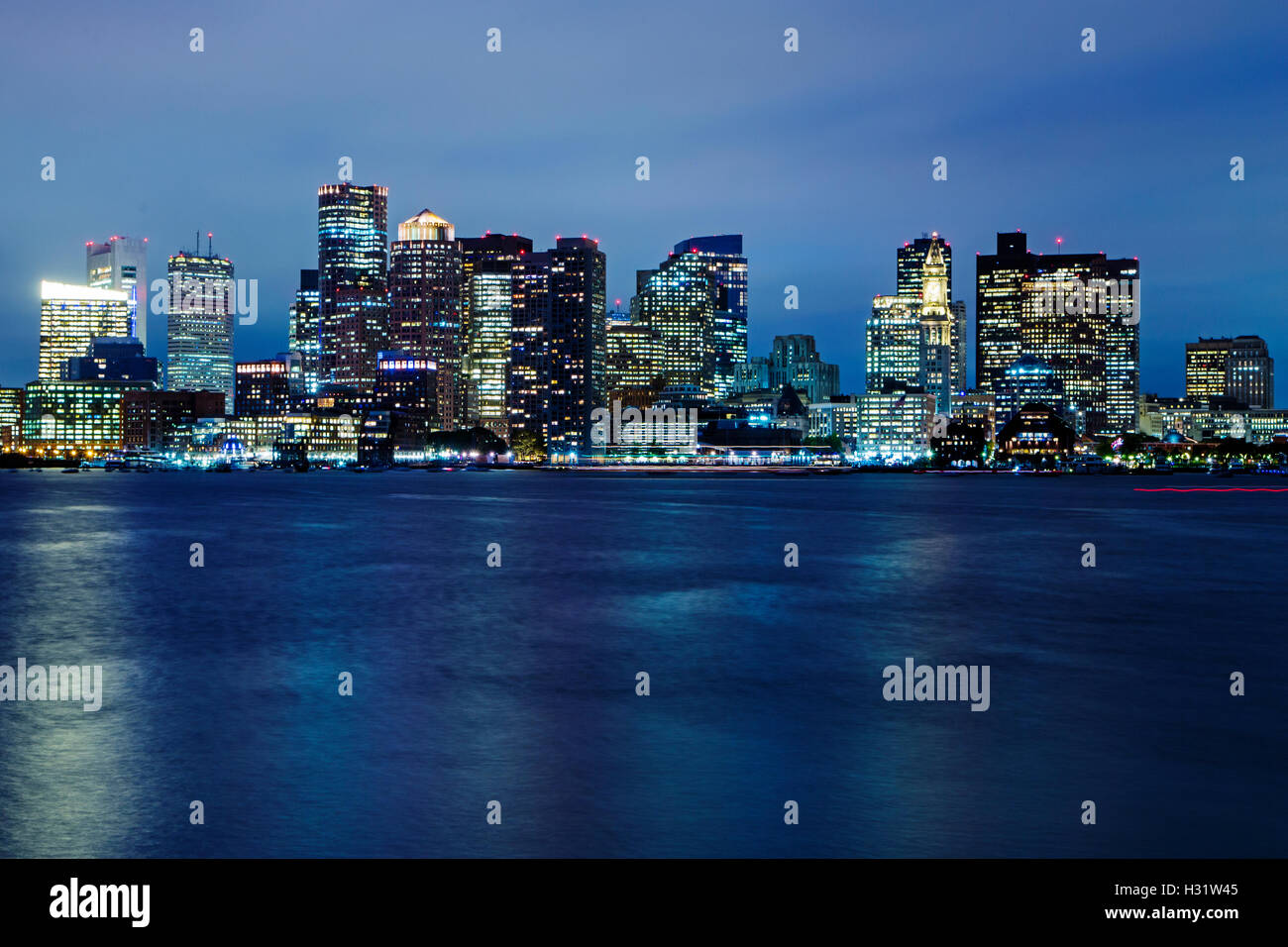 Skyline von Boston in der Abenddämmerung. Stockfoto