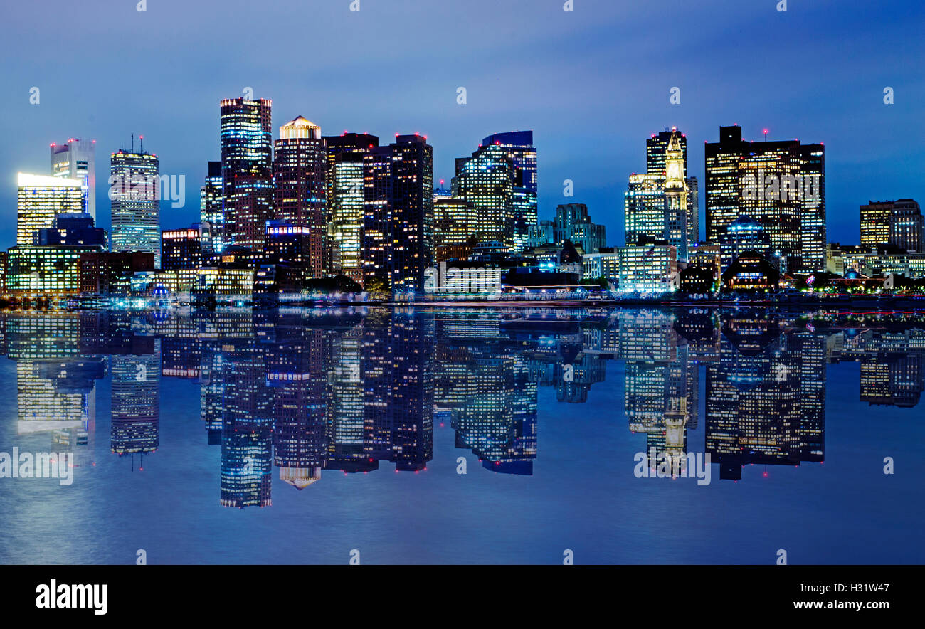 Skyline von Boston in der Abenddämmerung. Stockfoto