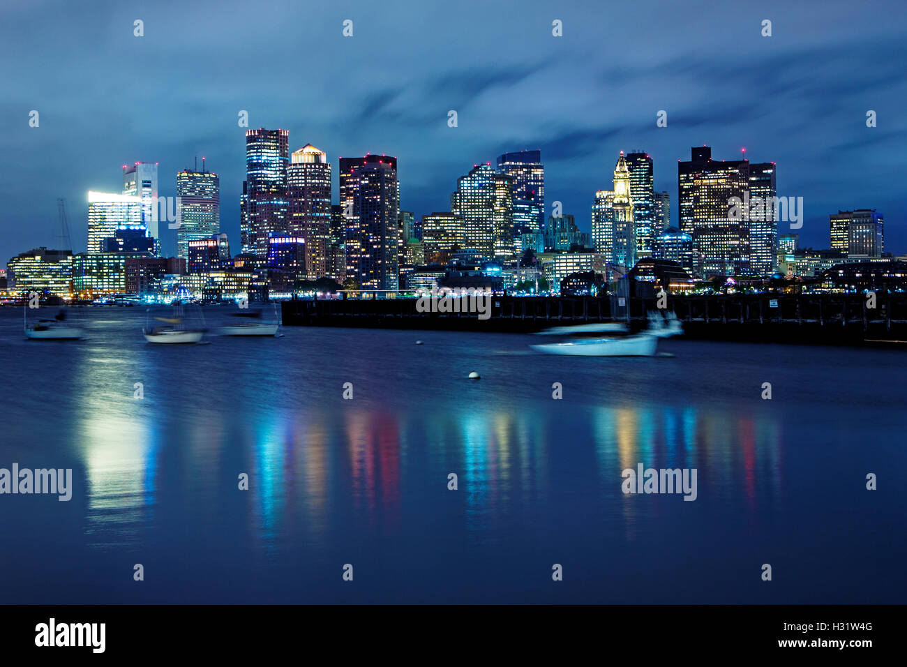 Skyline von Boston in der Abenddämmerung. Stockfoto