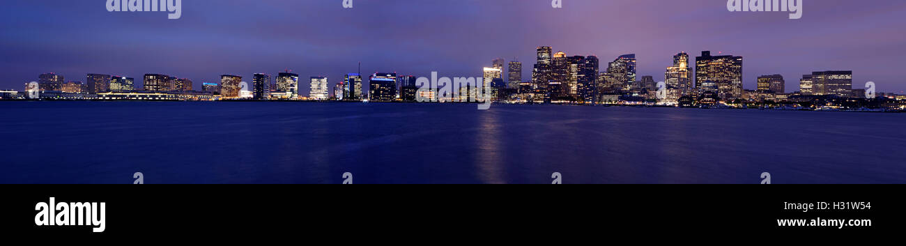 Skyline von Boston in der Abenddämmerung. Stockfoto