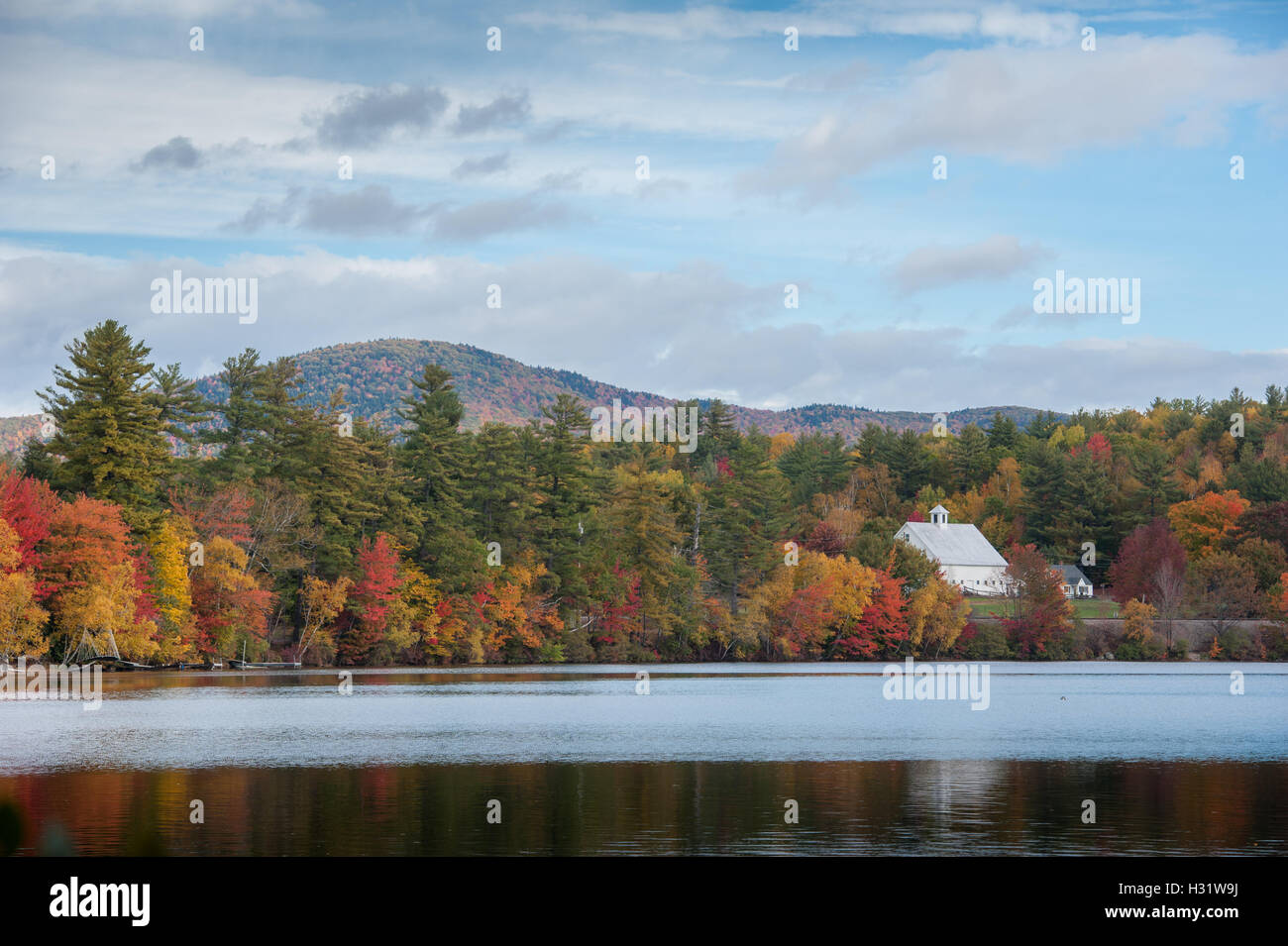 Landschaft mit Herbstlaub und Bergen bei Bryant Pond in Maine. Stockfoto