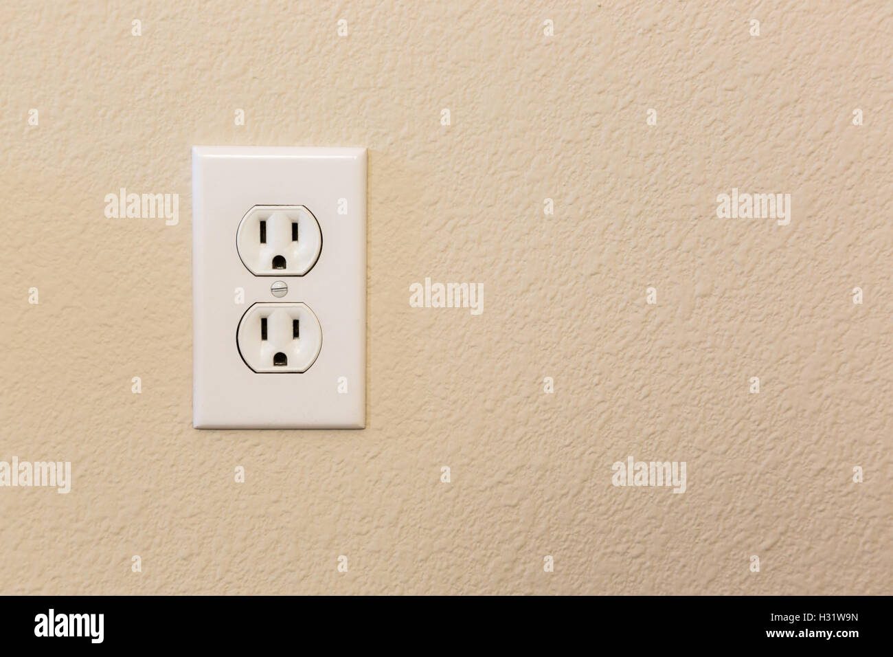 Steckdosen In der Wand des Hauses. Stockfoto