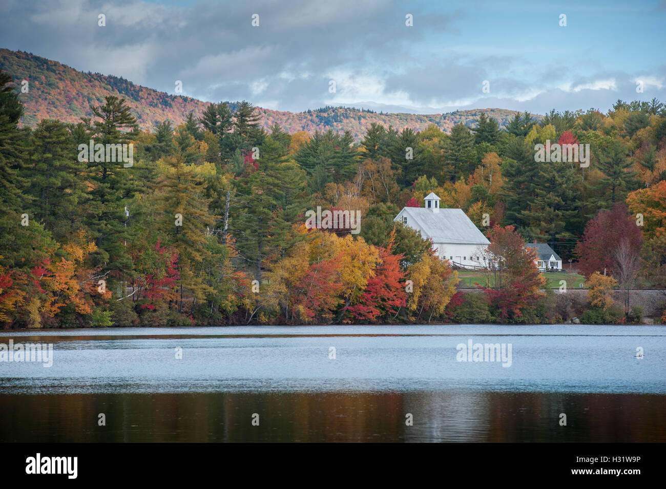 Landschaft mit Herbstlaub und Bergen bei Bryant Pond in Maine. Stockfoto