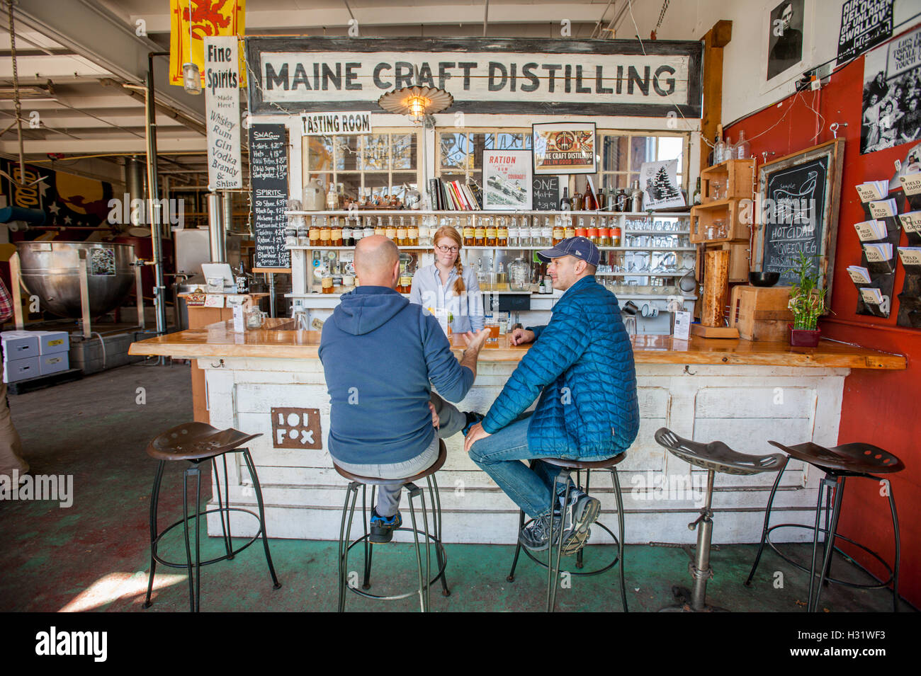 Männer sitzen in einer Bar in einer Destillerie in Portland, Maine. Stockfoto