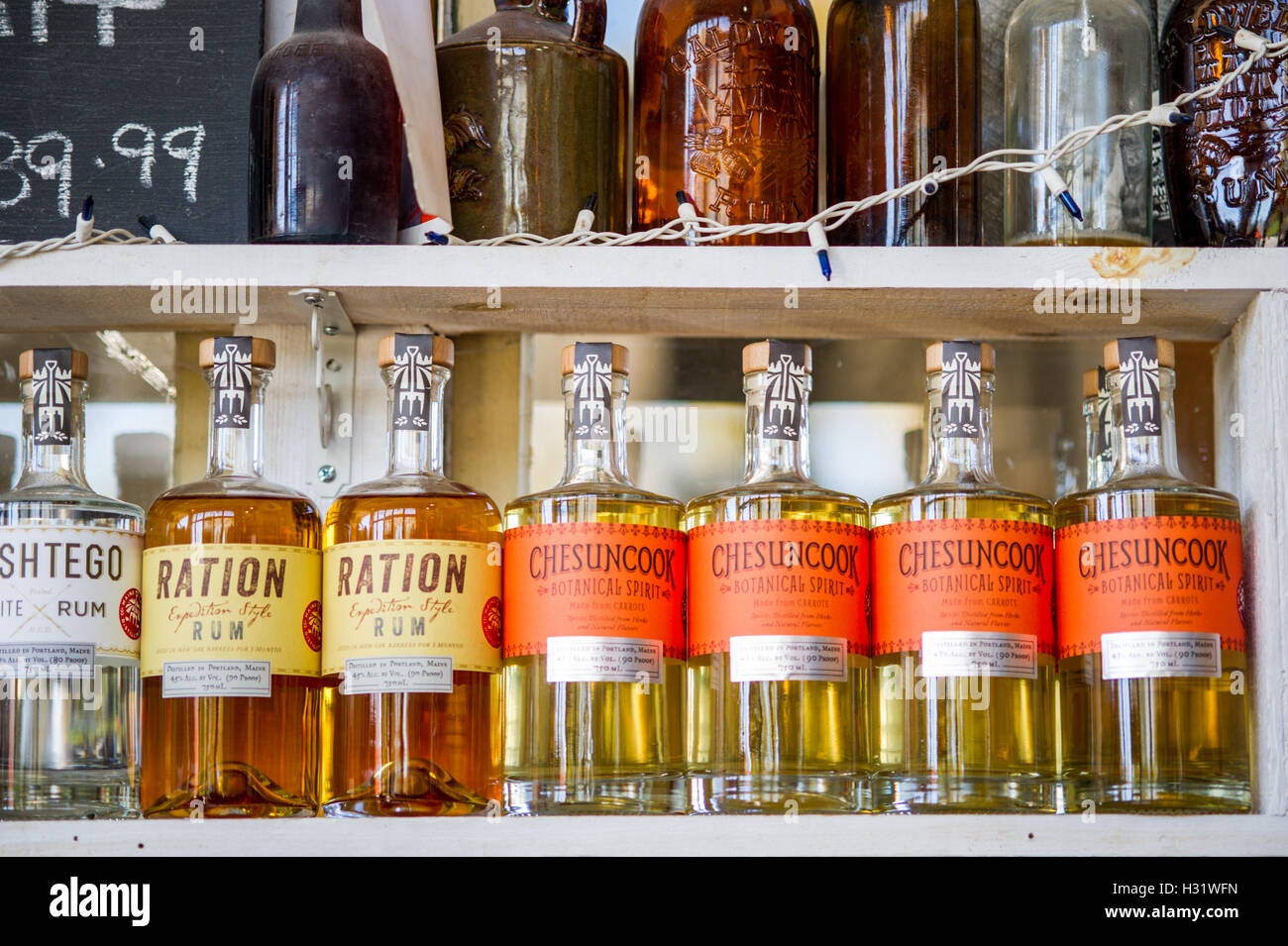 Flaschen hausgemachten Schnaps in einer Destillerie in Portland, Maine. Stockfoto