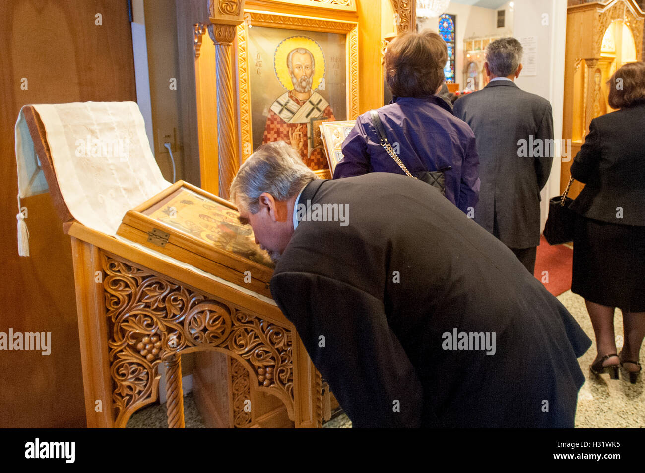 Menschen innerhalb einer griechisch-orthodoxen Kirche in Greektown in Baltimore, Maryland Stockfoto