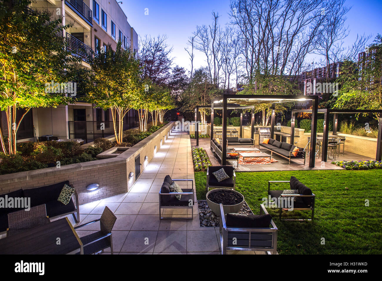 Outdoor-Lounge-Bereich in einem Apartment-Komplex in Arlington, Virginia. Stockfoto