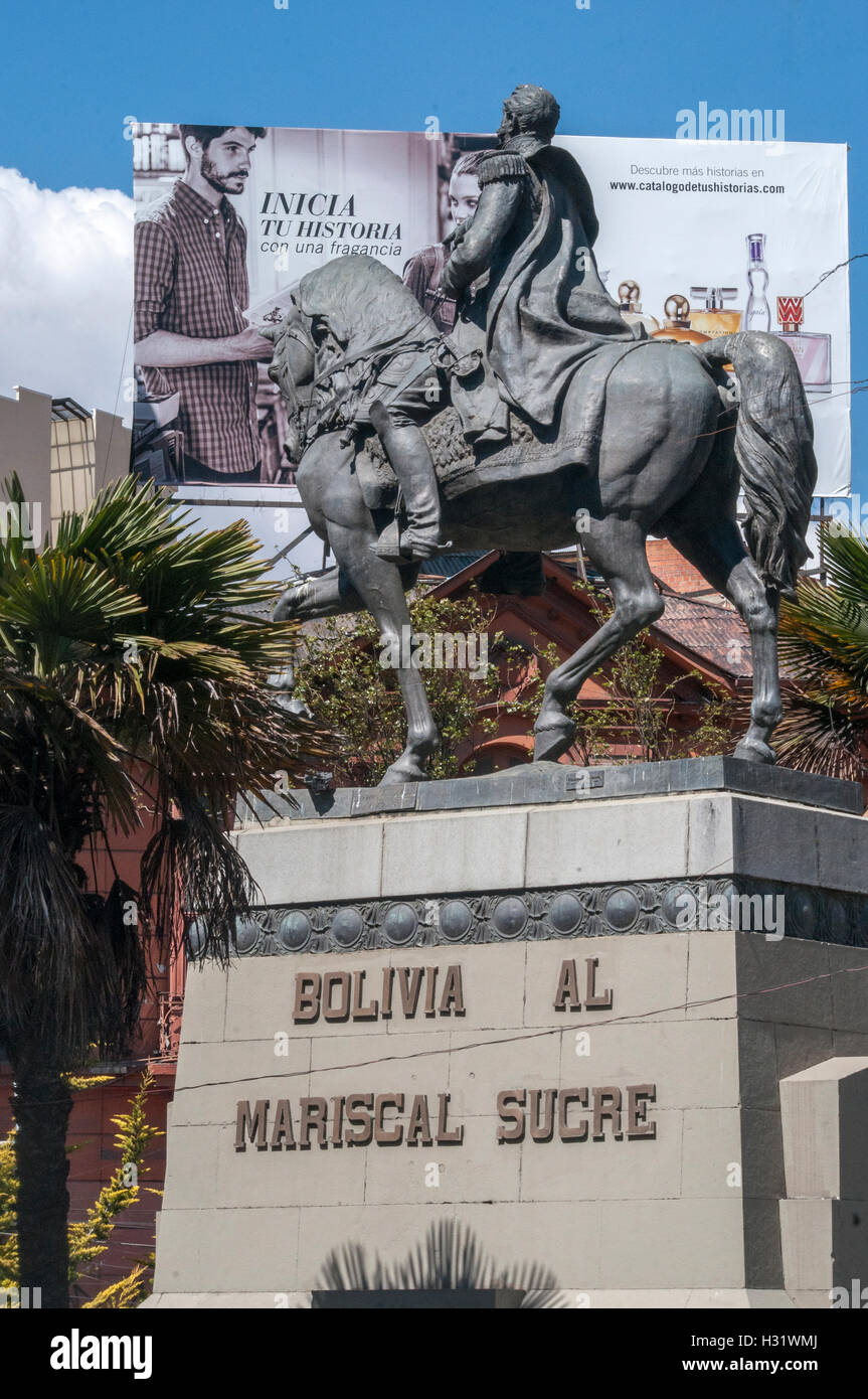 Kontrast zu aMonument in der Innenstadt von La Paz. nach (Marshall) Mariscal Sucre, ein Held im Kampf für die Unabhängigkeit von Bolivien. Stockfoto
