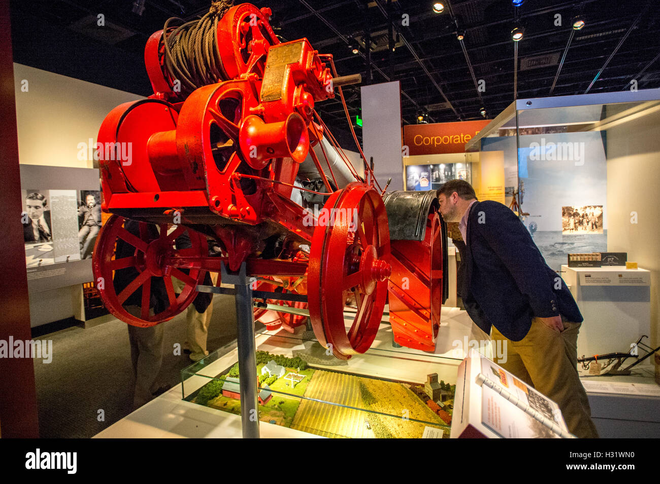 Mann sucht einen Traktor auf dem Display an der Smithsonian Institution in Washington DC. Stockfoto