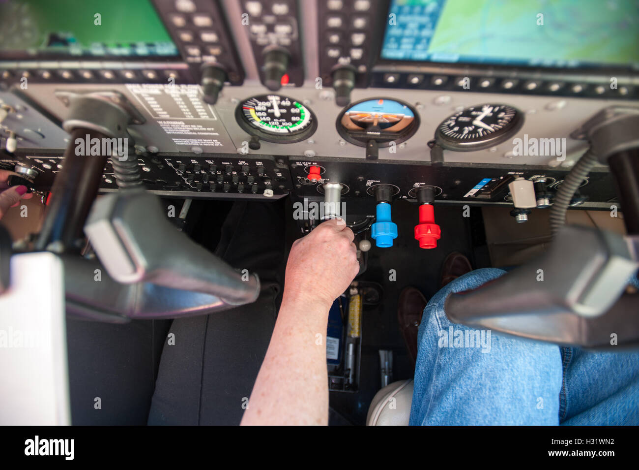Vogelperspektive des Piloten Hand Drehknöpfe im Cockpit eines Flugzeugs. Stockfoto