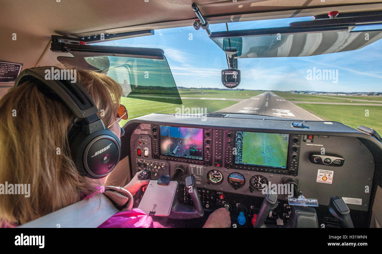 Pilotin im Cockpit fliegen eines Flugzeugs in Frederick, Maryland Stockfoto