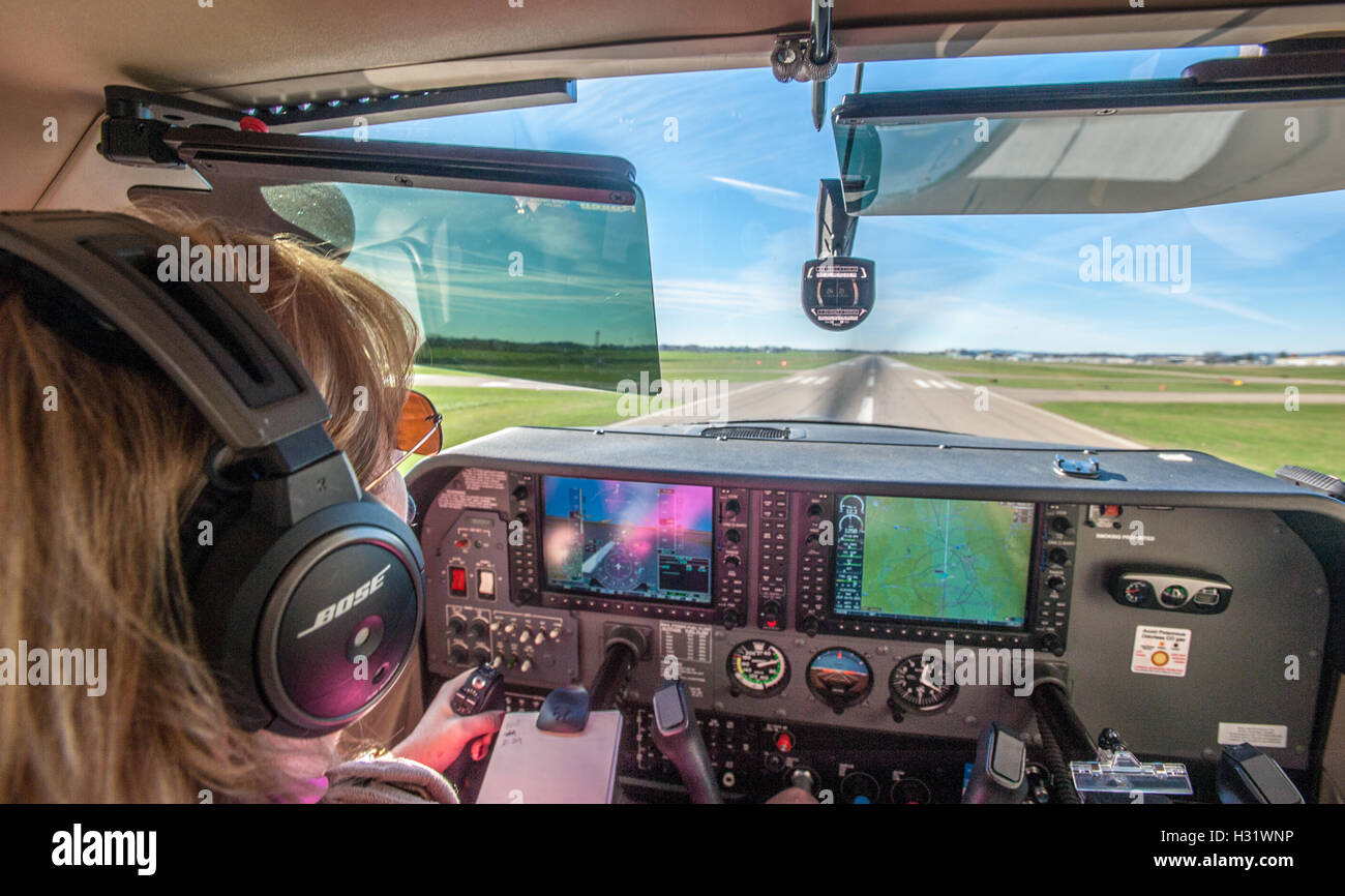 Pilotin im Cockpit fliegen eines Flugzeugs in Frederick, Maryland Stockfoto