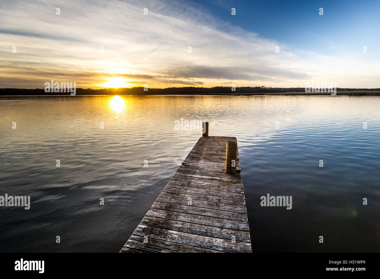 Ein Dock am Patuxent River bei Sonnenuntergang in Calvert County, Maryland. Stockfoto