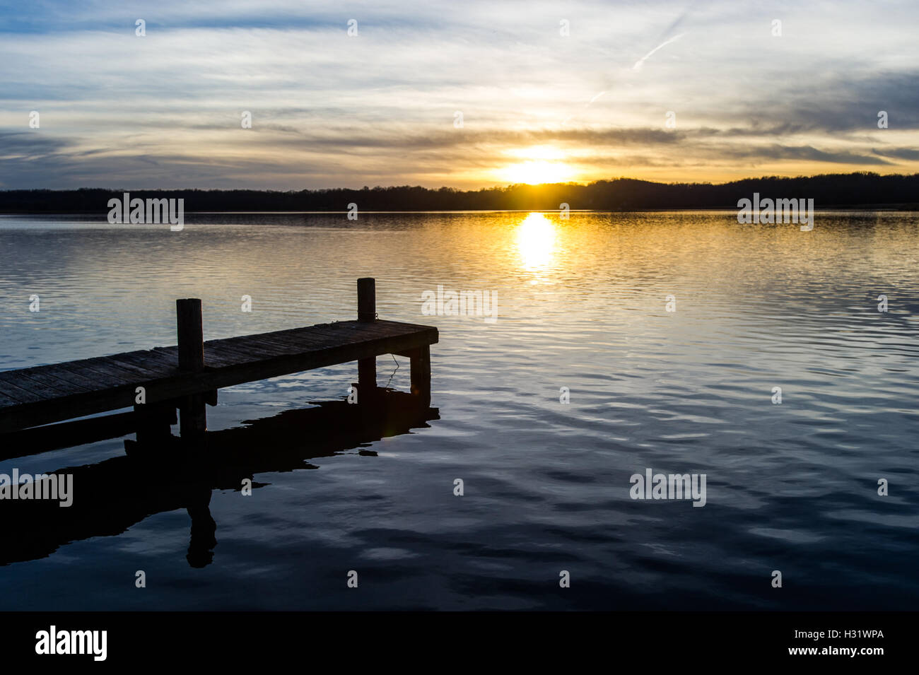 Ein Dock am Patuxent River bei Sonnenuntergang in Calvert County, Maryland. Stockfoto