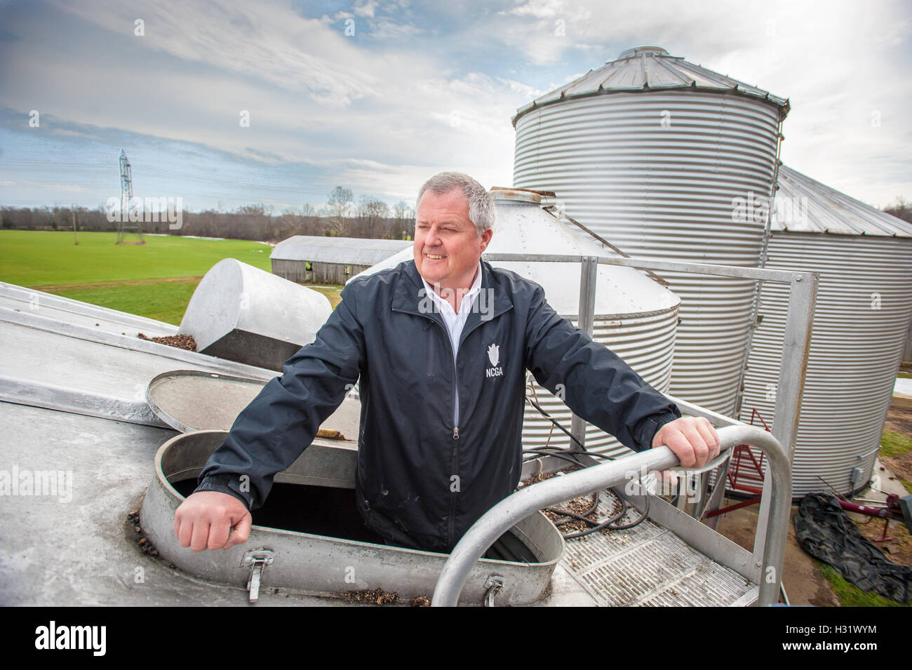 Bauern, die aus einem Silo auf einer Farm in Maryland Stockfoto