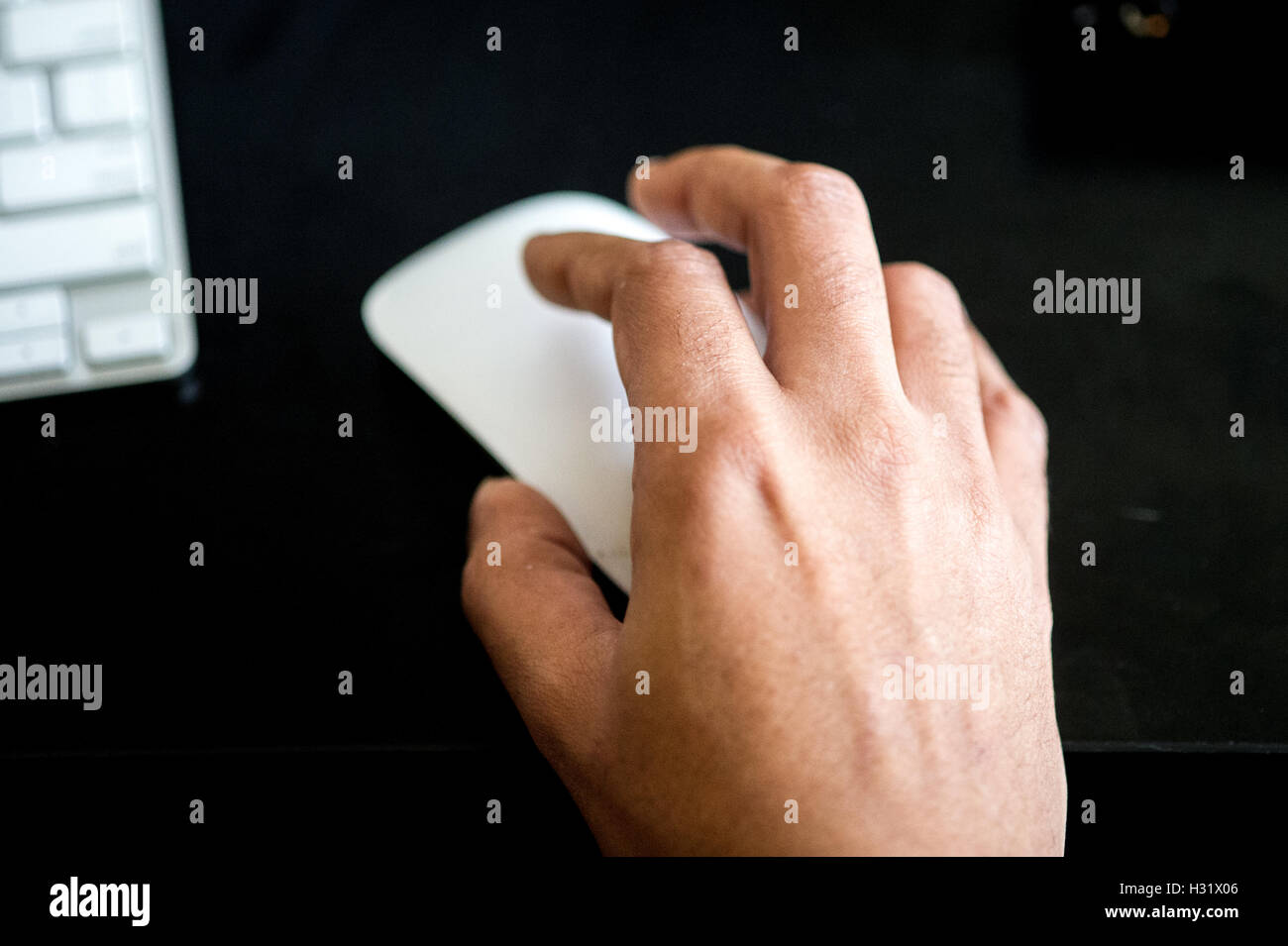 Hand Klicken einer Computermaus Stockfoto
